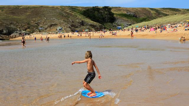 session de skimboard sur la plage de Donnant en été