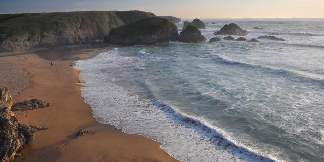 vue aérienne sur la plage de Donnant à marée haute à belle ile en mer en bretagne sud