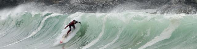 surfeur en pleine action sur la plage de Donnant