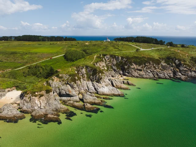 Vue sur la côte et le phare de Kerdonis