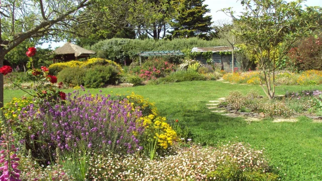 2025 Jardin Eden Du Voyageur Loisir Nature Sauzon Massifs Et Pelouse