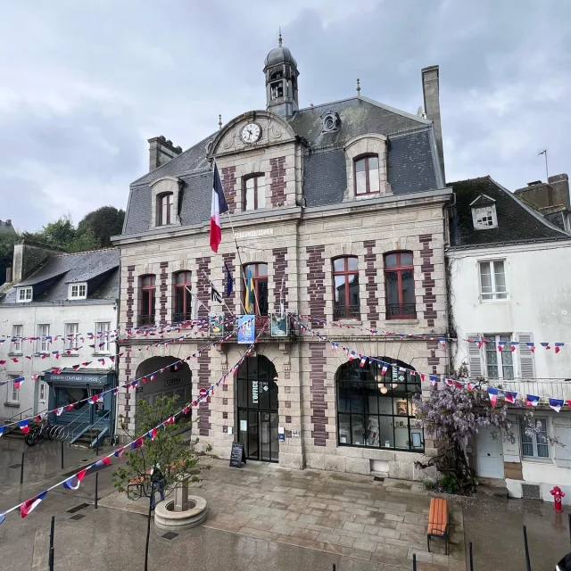 Facade Ot Decoree Par Les Drapeaux 2