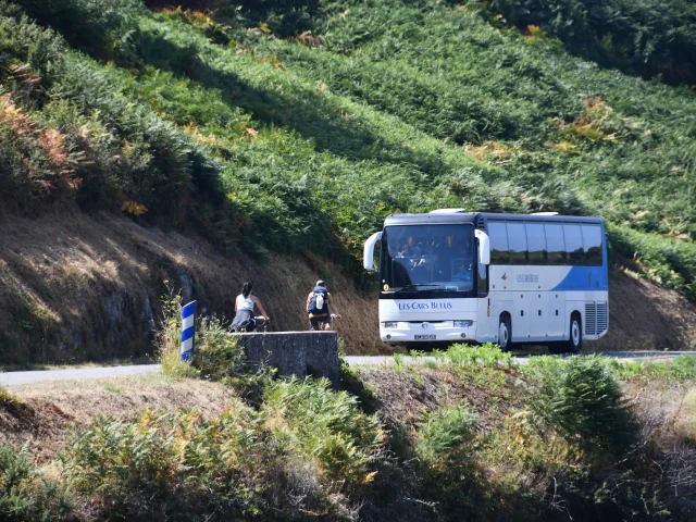 bus des Cars Bleus à Sauzon, Belle-Ile-en-mer, Bretagne Sud, Morbihan
